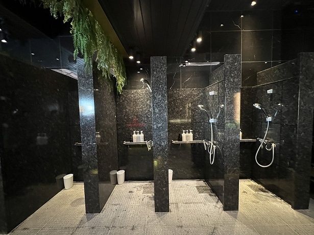 シャワーブースで髪や体を洗う