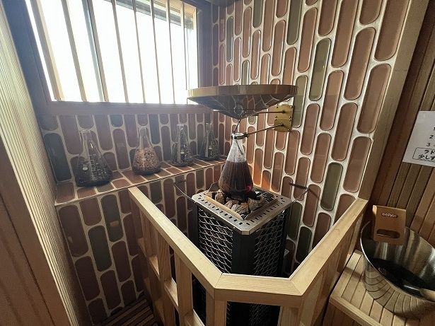 サウナストーブの上のフラスコでもハーブを煎じているよう