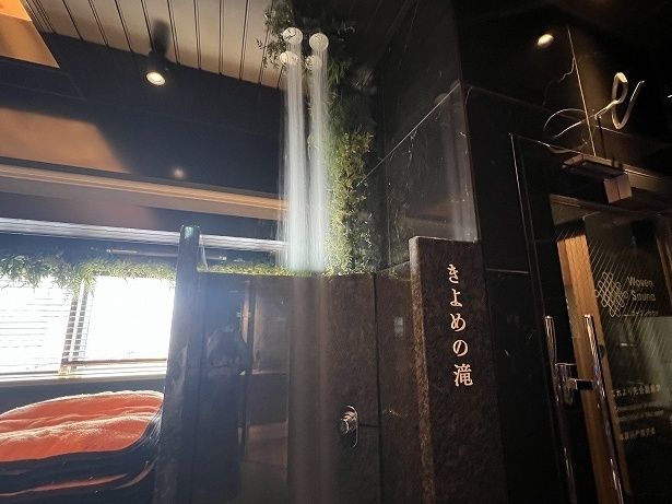 細い滝のような水が落ちてくるシャワー「きよめの滝」