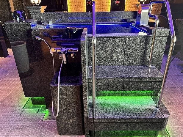 なぜかライトアップされている水風呂