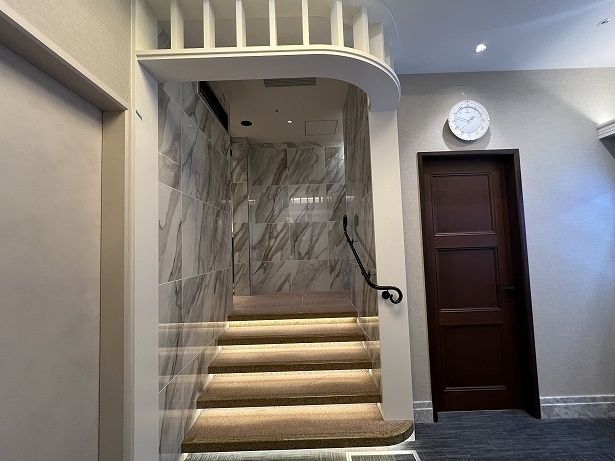 廊下の突き当たりにある階段を上ると浴室がある