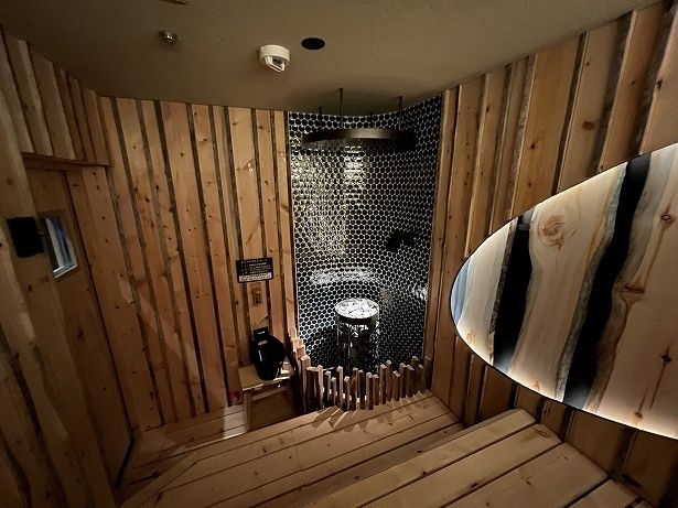 ケロ材をふんだんに使ったサウナ室