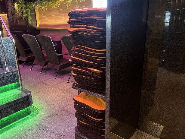 サウナの入口横にタオル地のサウナマットが置かれているので1枚持ってサウナ室へ