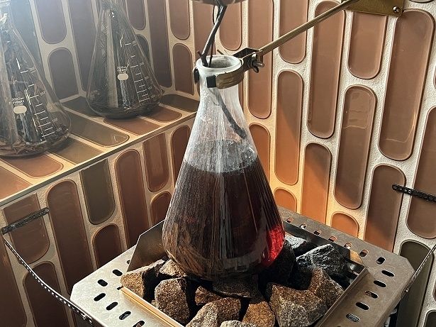 フラスコの中の液体はサウナストーブで温められている