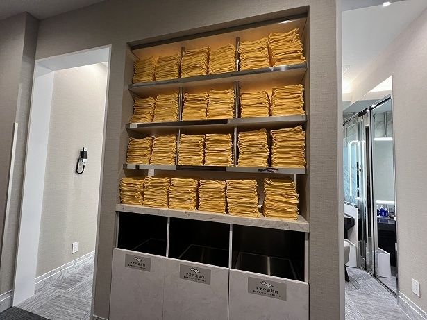 パウダールームの廊下にフェイスタオルが置かれている