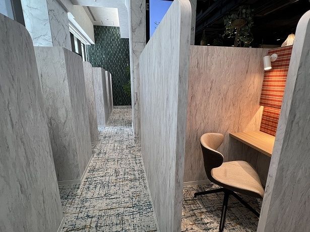 サウナの前後に利用できるワークスペースもある