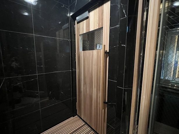 サウナ室は二重扉になっているので、外の扉を閉めてから中の扉を開けよう