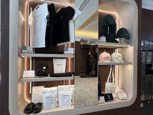 グッズ売り場にはロゴ入りグッズや「TENTIAL」のアイテムも