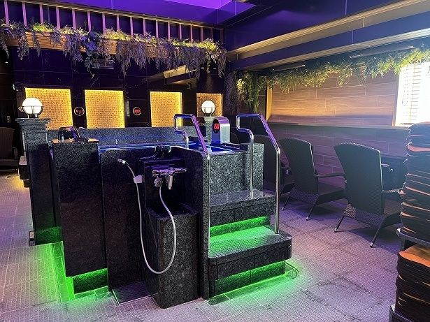 浴室内の棚にはタオルや持参したアメニティなどを置いておける