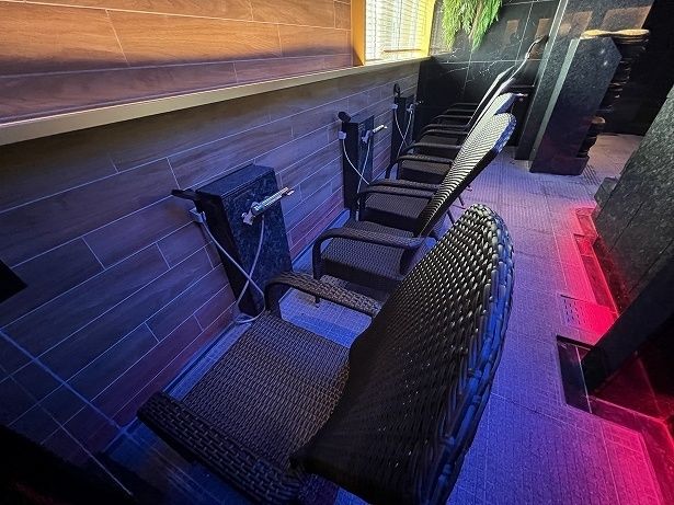 水風呂の後は体を拭いてととのい椅子で内気浴