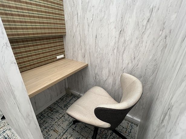 半個室のようなデスクで仕事や勉強もはかどりそうだ