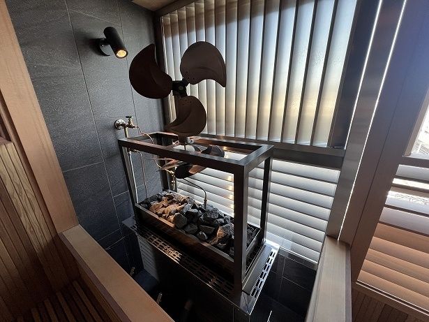 サウナストーブの上にはファンがあり、オートロウリュ後に風を起こして蒸気を撹拌する