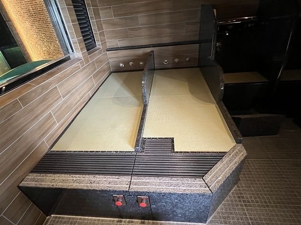 椅子だけでなく、横になって休める場所もある