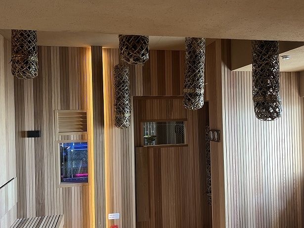 天井から吊るされている網かごにはハーブなどが入っている