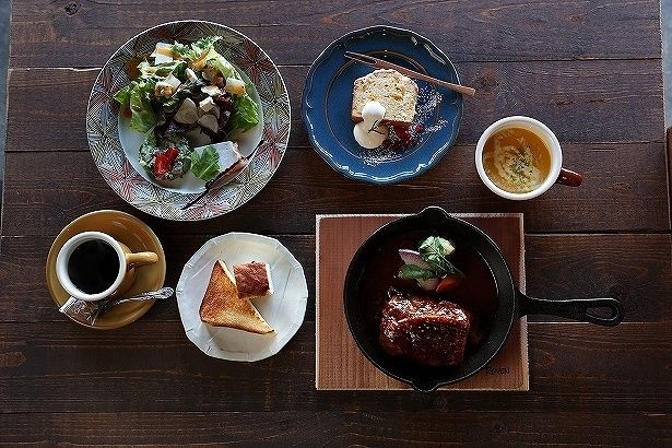 看板メニューの鉄鍋ロールキャベツがメインのランチコース