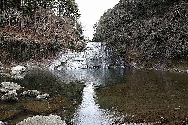冬は厳かな印象だが、新緑や紅葉の季節にはまた違った雰囲気になる