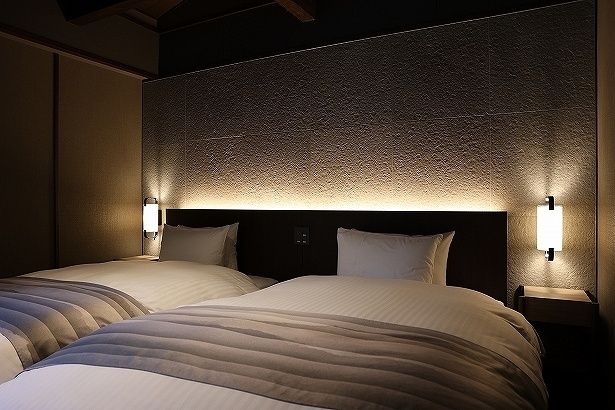 あえてテレビを置かず自然を感じて過ごせる客室もある