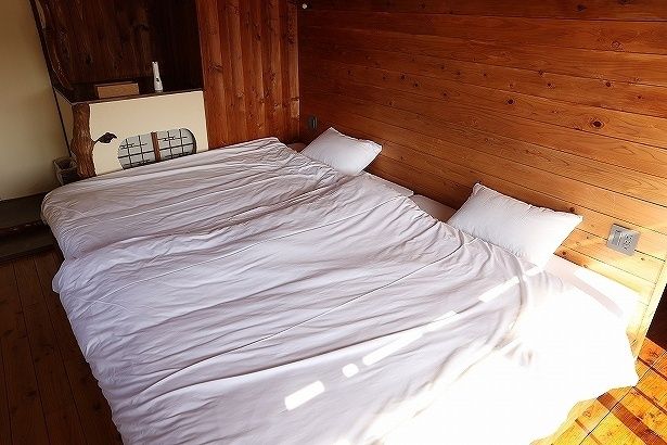 棟によって4～6名まで泊まることができる