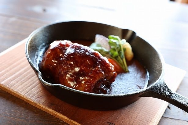 鉄鍋ロールキャベツはデミグラスソースのほか、ホワイトソース、トマトソースが選べる