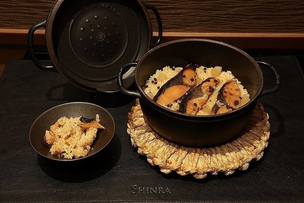 鰤のつけ焼き炊き込みご飯は目の前で混ぜて盛り付けてくれる