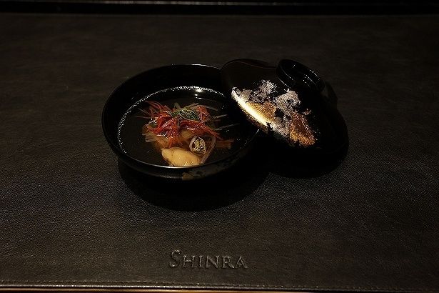 煮物椀は伊勢海老を使った清汁仕立て