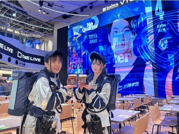 立ち売り販売員は2〜3人体制で会場を回る ※立売販売の実施はイベント時のみ、人数はイベントにより異なる