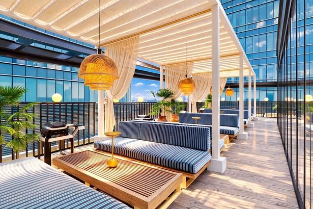 おしゃれなインテリアで彩られた開放的なテラス。全56席