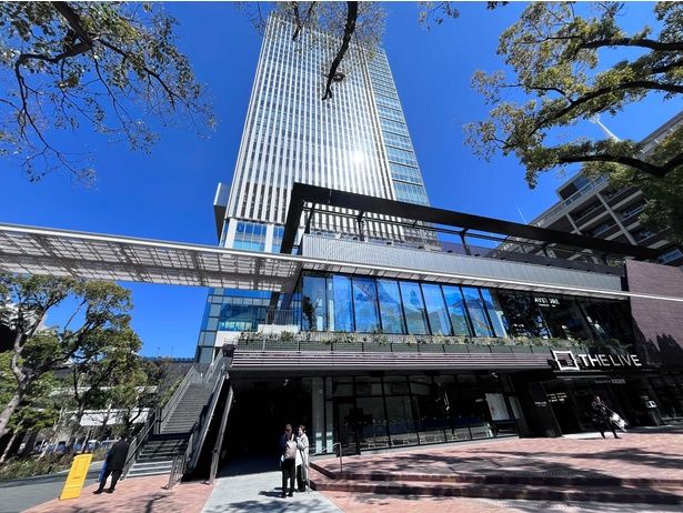 関内駅南口を出るとすぐ目の前。夜にライトアップされると、街の表情が一変