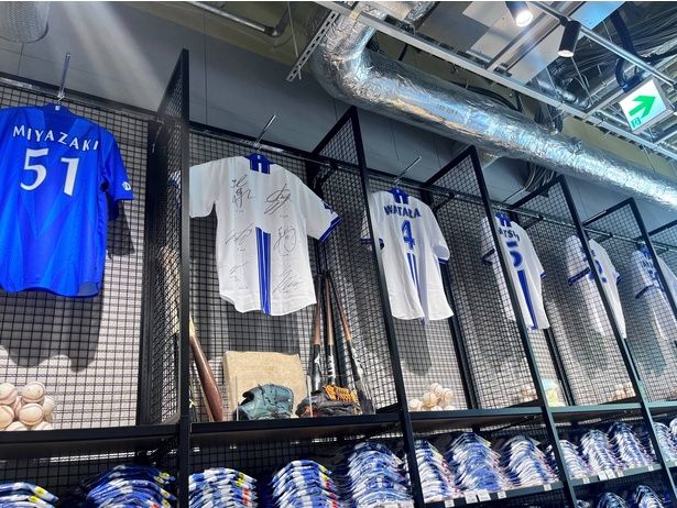 2階の「BAYSTORE Flagship YOKOHAMA」は、球団オフィシャルショップ最大の商品数を誇る