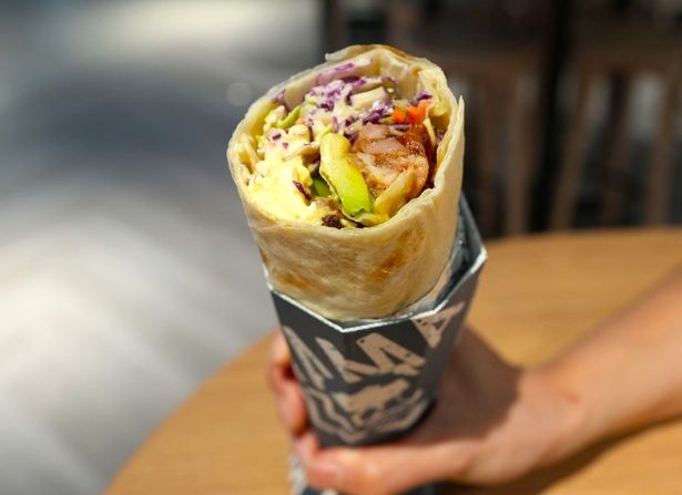 「濱吟焼豚入りトルティーヤ」(1600円)。メガホン型になっていて、ワンハンドで食べやすい！