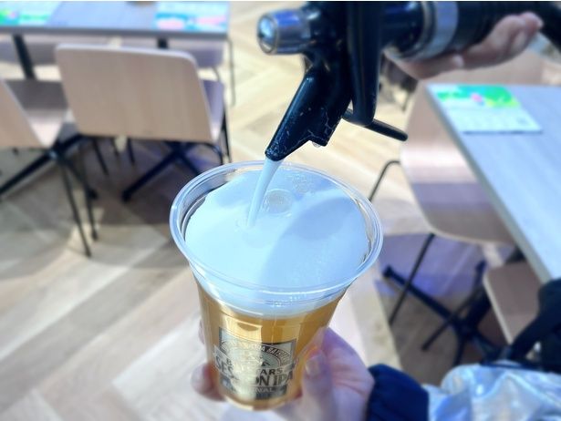 球場での観戦同様に、注ぎたてのビールが楽しめるのはうれしい！「BAYSTARS SESSION IPA」(1杯950円)