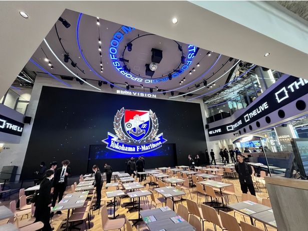 まるでスタジアムのVIP席にいるような臨場感に包まれる