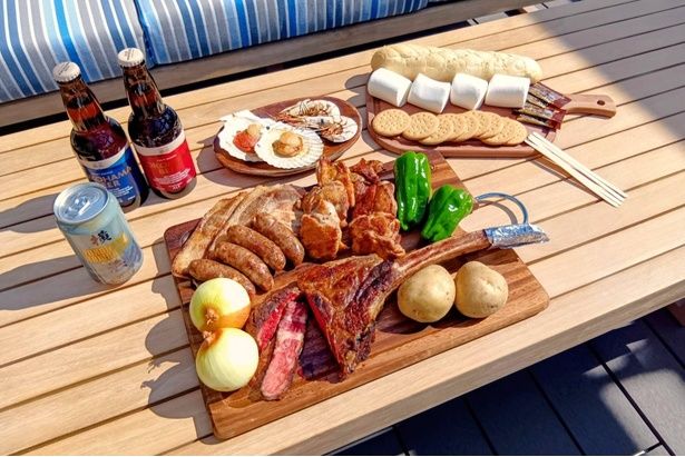 持ち込み自由なスタイルに加え、フードも1人2000円から用意。飲み放題プランもある