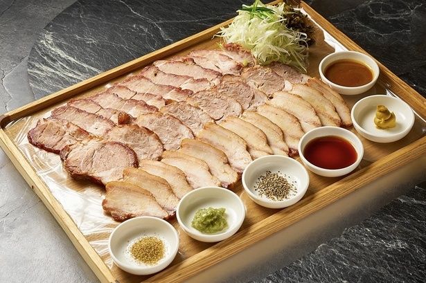 「炭火焼 濱吟焼豚3種食べ比べ」(5800円)。大トロ・中トロ・赤身の盛り合わせには、5種類のディップソースが添えられている