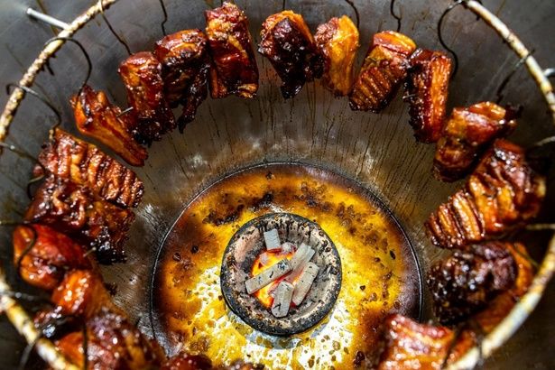 自慢の焼豚は、職人が一つひとつ丁寧に返しながら、遠赤外線で中までじっくりと火を入れていく