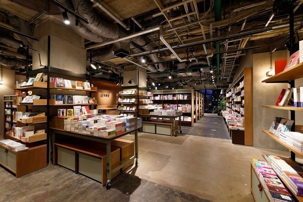 旧市庁舎のクラシックな雰囲気を活かしたモダンな空間。本に囲まれながら、自分だけの心地よい居場所が見つかるはず