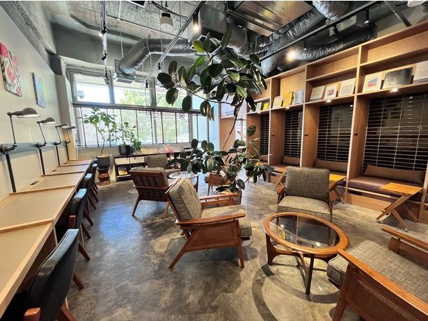 コーワーキングスペース。スタジアムロッカーを思わせるシートにも注目！