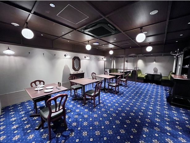 隠し扉の先に広がるのは、大正ロマンを感じさせるインテリアに囲まれた空間