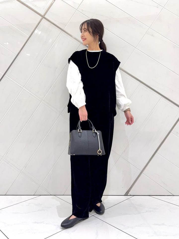ゆったり＆マットな質感の黒ベストは万能