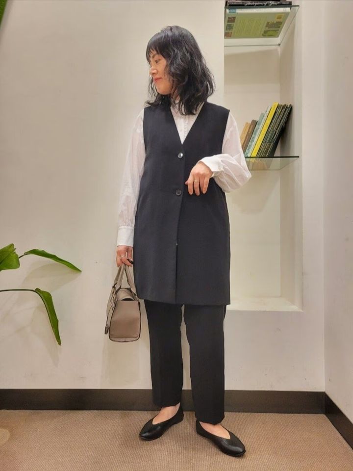 Vネックのロングジレですっきり見え