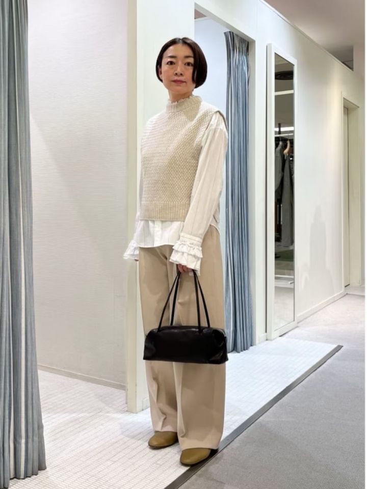 染色していないベージュが魅力のベスト