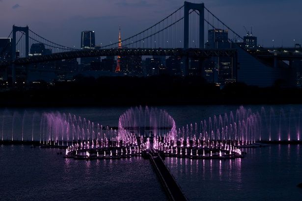 オリジナル楽曲「SAKURA FUBUKI」のショー。濃淡さまざまな桜カラーを散りばめ、桜が舞い散る情景を光で表現