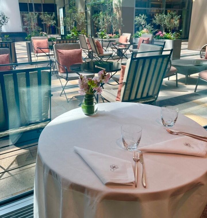 「ニナテラス」セット価格 2,500円 ※屋外テラス席にて提供。ドリンク1種、フラワーケーキ2種、ミニサイズの「カメリア」チョコレートセット。