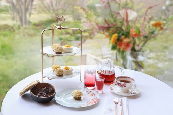 「ニナ コレクション」6,100円 季節のウェルカムドリンク、3種のミニケーキ、カメリア型のチョコレートのセット