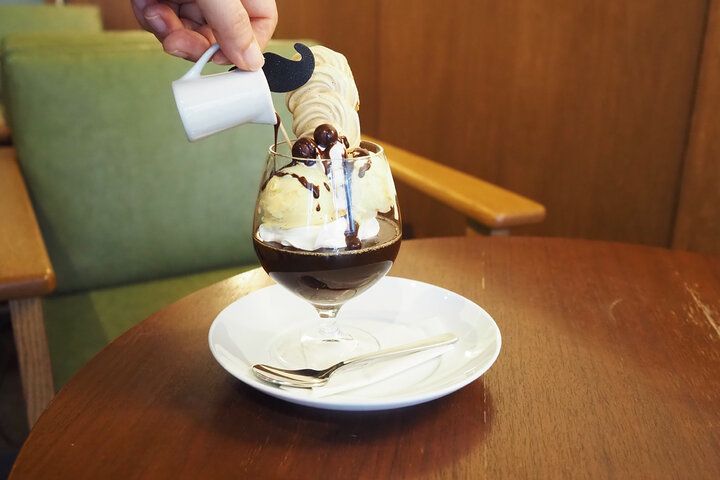 オリエント急行の客車のよう♪ アガサ・クリスティーの世界に浸れるブックカフェ／神田「サロンクリスティ」