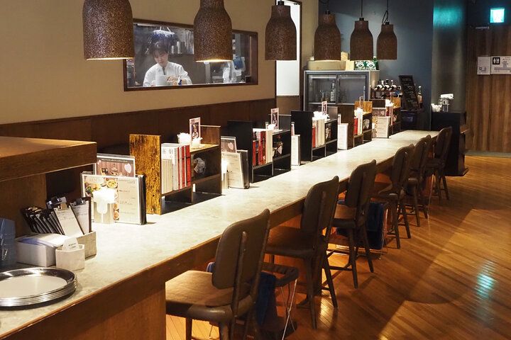 オリエント急行の客車のよう♪ アガサ・クリスティーの世界に浸れるブックカフェ／神田「サロンクリスティ」