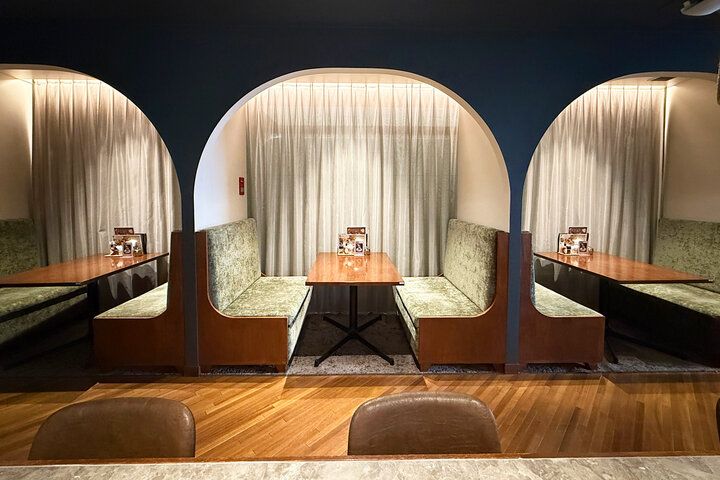 オリエント急行の客車のよう♪ アガサ・クリスティーの世界に浸れるブックカフェ／神田「サロンクリスティ」