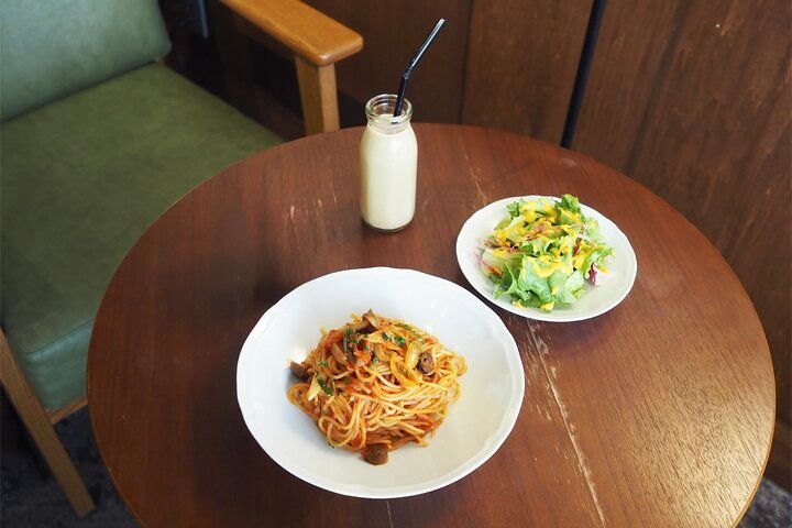 オリエント急行の客車のよう♪ アガサ・クリスティーの世界に浸れるブックカフェ／神田「サロンクリスティ」