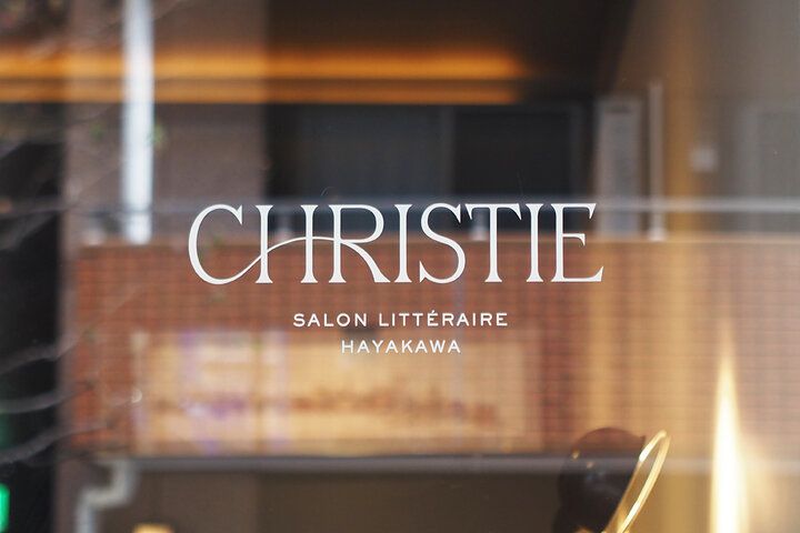 オリエント急行の客車のよう♪ アガサ・クリスティーの世界に浸れるブックカフェ／神田「サロンクリスティ」