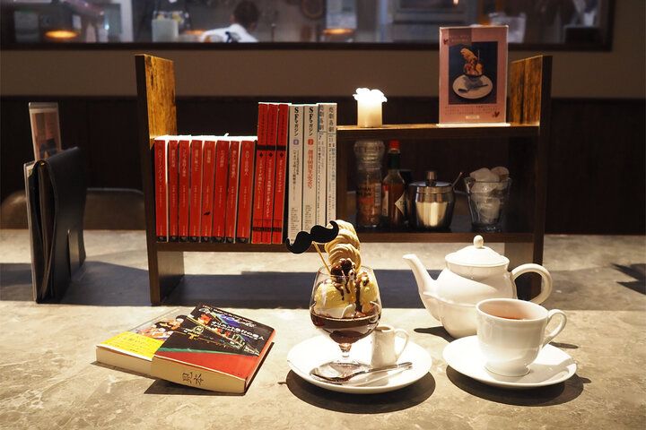 オリエント急行の客車のよう♪ アガサ・クリスティーの世界に浸れるブックカフェ／神田「サロンクリスティ」